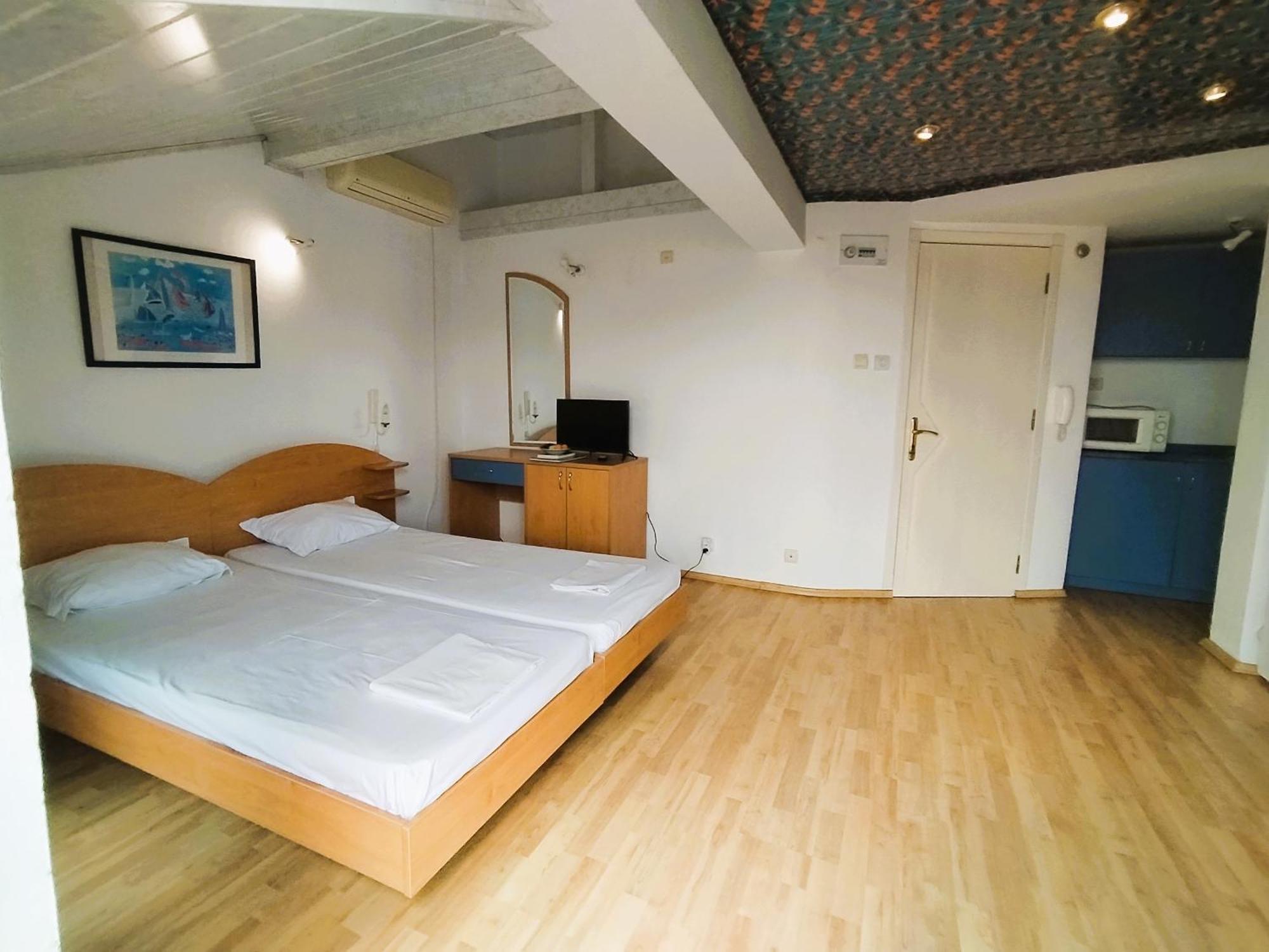 Lira Sto Apartments Pomorie Exterior photo