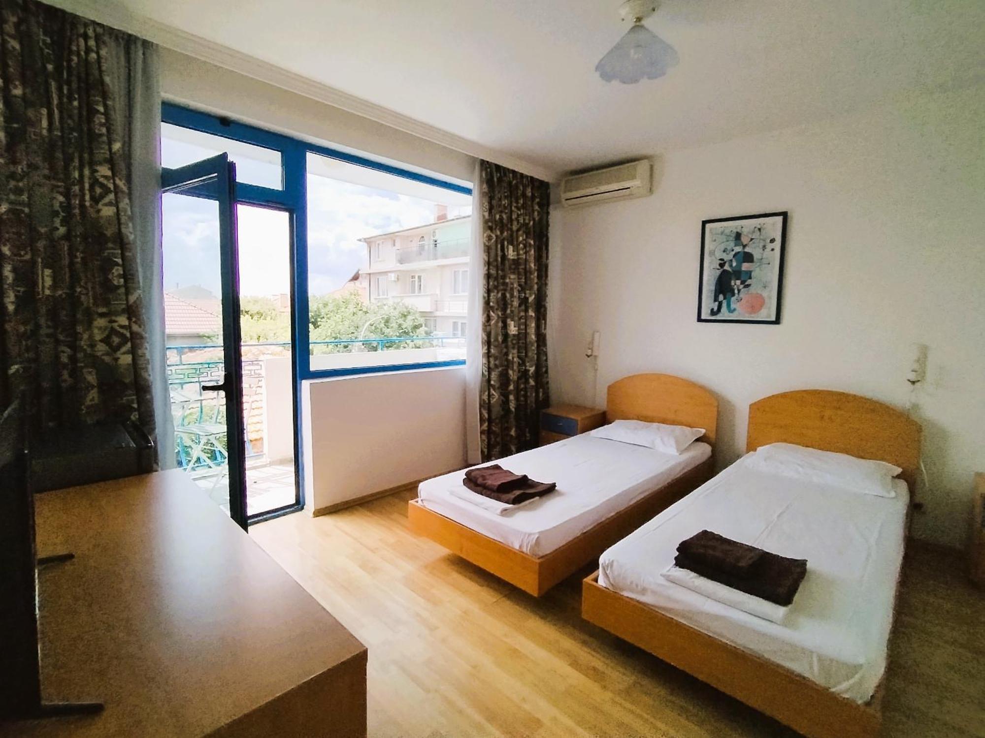 Lira Sto Apartments Pomorie Exterior photo